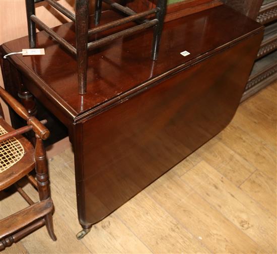 An early Victorian mahogany drop leaf dining table W.104cm